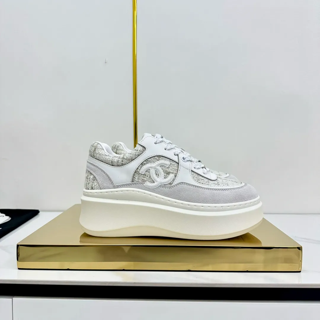 👟👟Ex-factory price 600👟👟 Upgraded version, upgraded version, upgraded version! No rebuttal accepted! ! ! ! Chanel Chanel panda shoes! 2025 counter's top casual sports shoes. This classic design; the upper is electro-embroidered with a variety of techniques; the outsole is fashionable and sporty; the unusual inclusion of a variety of color matching elements... The diversified mix and match is very good-looking and versatile, and can be used for leisure, fashion, sports, and outdoor... ꫛꫀꪝ Go➫ Materials: ❶Upper made of: original imported first-layer silk cowhide + original waterproof cloth + original first-layer cowhide ❷Inner lining: Original Yangli+Net ❸Outsole based on: Original TPU combination outsole Counter boutique packaging complete set for women 35–41 👉 👉 👉 👉 👉